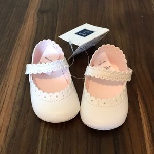 Brand new! Crib shoes for baby girl!